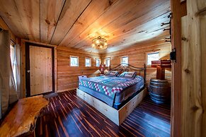 Bear Creek Lodge and Cabins in Helen Ga - Pet Friendly, River on Prope