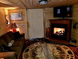 Bear Creek Lodge and Cabins in Helen Ga - Pet Friendly, River on Prope