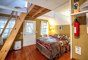 Bear Creek Lodge and Cabins in Helen Ga - Pet Friendly, River on Prope