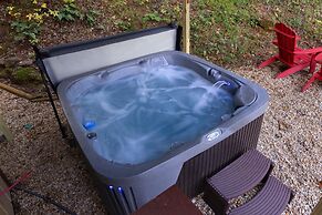 Bear Creek Lodge and Cabins in Helen Ga - Pet Friendly, River on Prope