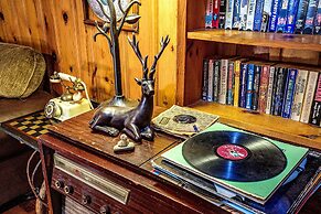 Bear Creek Lodge and Cabins in Helen Ga - Pet Friendly, River on Prope