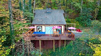 Bear Creek Lodge and Cabins in Helen Ga - Pet Friendly, River on Prope