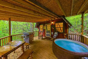 Bear Creek Lodge and Cabins in Helen Ga - Pet Friendly, River on Prope