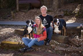 Bear Creek Lodge and Cabins in Helen Ga - Pet Friendly, River on Prope