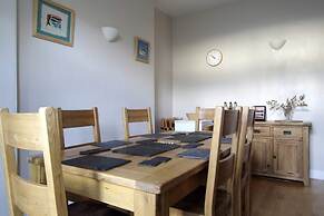 Central and Spacious 2 Bedroom Flat With Garden