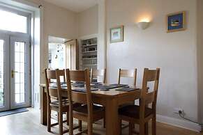 Central and Spacious 2 Bedroom Flat With Garden