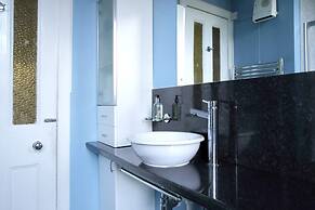 Central and Spacious 2 Bedroom Flat With Garden