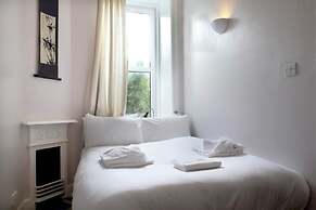 Central and Spacious 2 Bedroom Flat With Garden