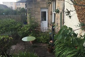 Central and Spacious 2 Bedroom Flat With Garden