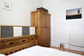 Central and Spacious 2 Bedroom Flat With Garden