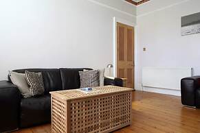 Central and Spacious 2 Bedroom Flat With Garden