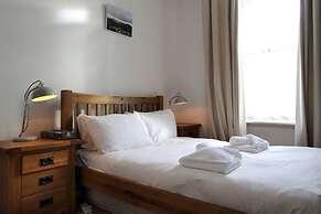 Central and Spacious 2 Bedroom Flat With Garden