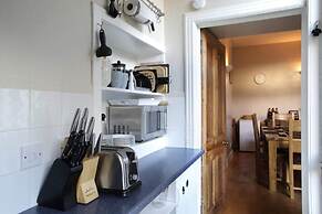 Central and Spacious 2 Bedroom Flat With Garden