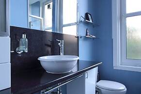 Central and Spacious 2 Bedroom Flat With Garden