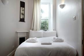 Central and Spacious 2 Bedroom Flat With Garden