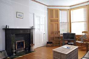 Central and Spacious 2 Bedroom Flat With Garden