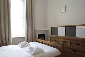 Central and Spacious 2 Bedroom Flat With Garden