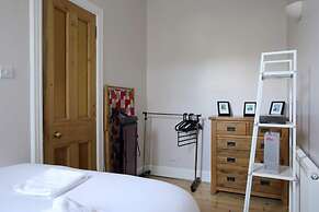 Central and Spacious 2 Bedroom Flat With Garden