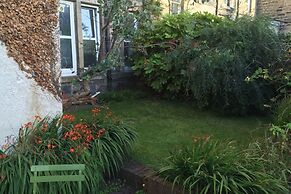 Central and Spacious 2 Bedroom Flat With Garden