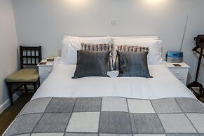 Quiet Ground Floor Mews Flat and Parking