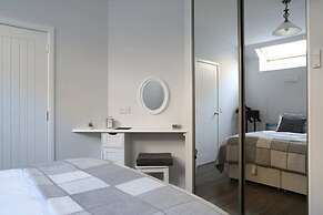 Quiet Ground Floor Mews Flat and Parking