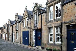 Quiet Ground Floor Mews Flat and Parking