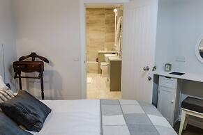 Quiet Ground Floor Mews Flat and Parking