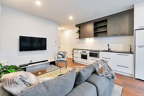 Chic & Stylish Apartment with Parking