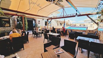 Evina Rooms & Suites