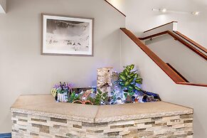 Quality Inn & Suites Gorham Riverside