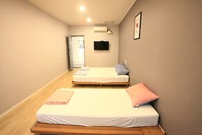 The Blue Guesthouse - Hostel