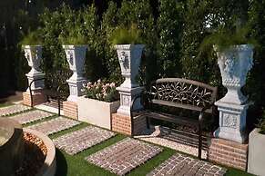 The O-Zone Airport Inn