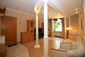 Lakshmi Apartment Universitet