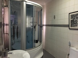 L'avalon Hotel and Suites