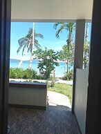 Ausan Beach Front Cottage and Restaurant