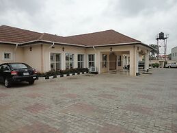 SDM Tavern and Suites