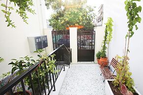 Live in Athens, Thiseio Historic House