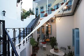 Live in Athens, Thiseio Historic House