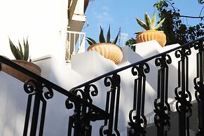 Live in Athens, Thiseio Historic House