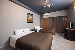 Mr. Kinjo inn D-buil