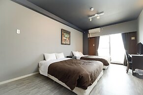 Mr. Kinjo inn D-buil