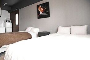 Mr. Kinjo inn D-buil