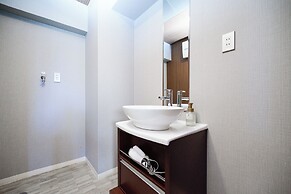 Mr. Kinjo inn D-buil