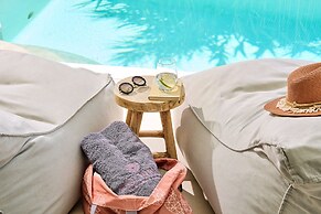 Adorno Beach Hotel & Suites