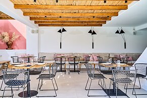 Adorno Beach Hotel & Suites