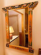 Three Jewels Boutique Hotel