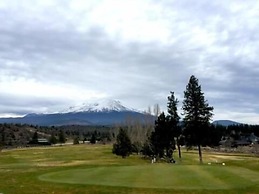 Lake Shastina Golf Resort