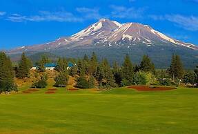 Lake Shastina Golf Resort