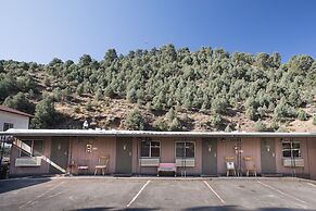 Cozy Mountain Motel 