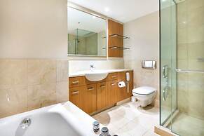 Central 1 Bedroom in Metropolis